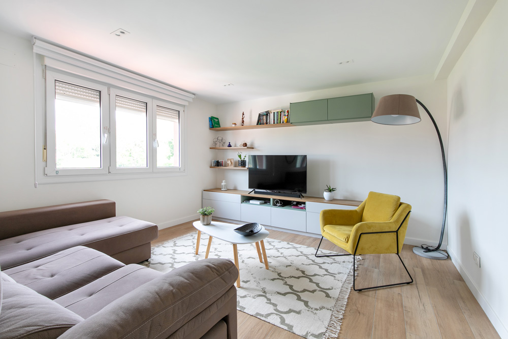 reforma de vivienda en zumaia: sala con muebles